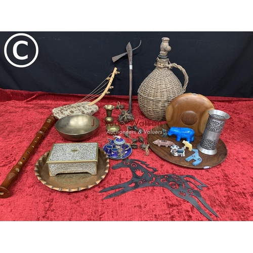 689 - Metal and ornamental items