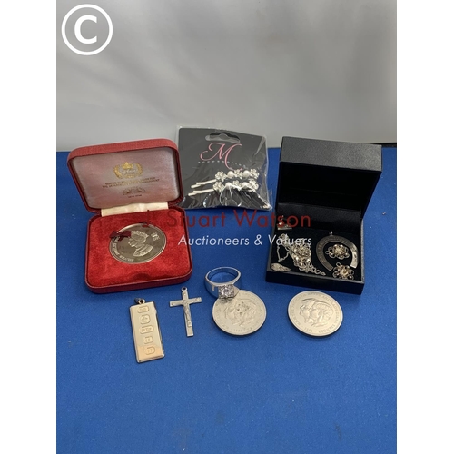 877 - Silver jewellery in black box, two Crowns and Commemorative medallion