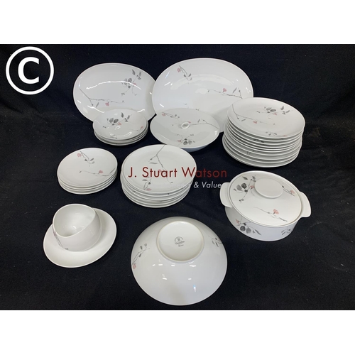 916 - Raymond Lowry Quince Pattern dinnerware - 32 pieces