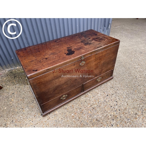 95 - A Georgian mahogany blanket box / mule chest 122x60x75