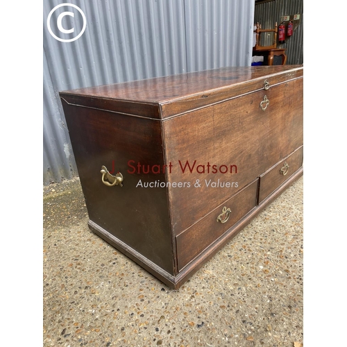 95 - A Georgian mahogany blanket box / mule chest 122x60x75