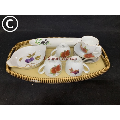 994 - Four Worcester Evesham cups and saucers plus dish on tray