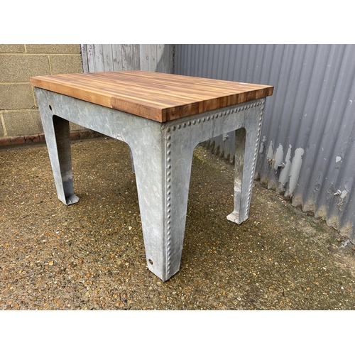 252 - An up-cycled galvanised water tank table 99x70x73