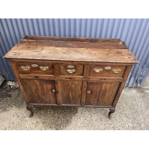 283 - An oak sideboard with three drawers over three cupboard doors 130x40x110