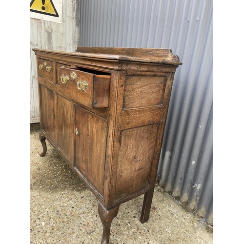 283 - An oak sideboard with three drawers over three cupboard doors 130x40x110