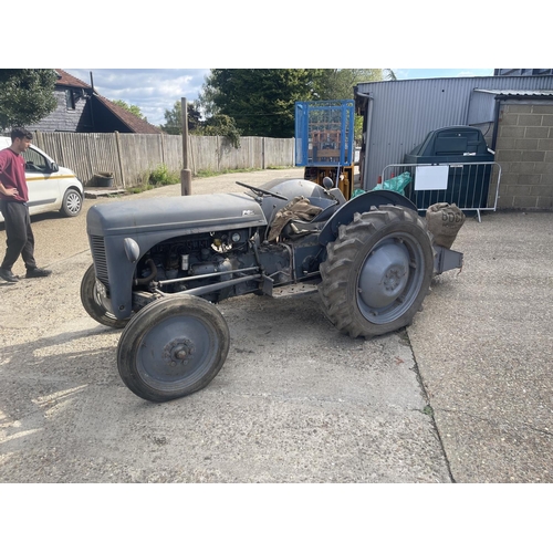 499 - EAP 986 A 1948 Ferguson TEA20 Petrol tractor. Offered for sale in behalf of the executors of decease... 