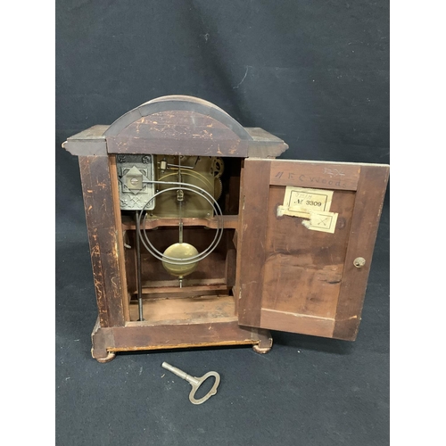 569 - Wooden mantle clock with pendulum and key, height 33cms