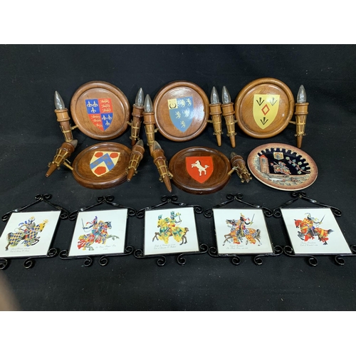 914 - Heraldic wall lights, charger and 5 tile plaques