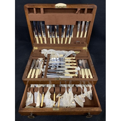 922 - Walnut cased canteen of cutlery,