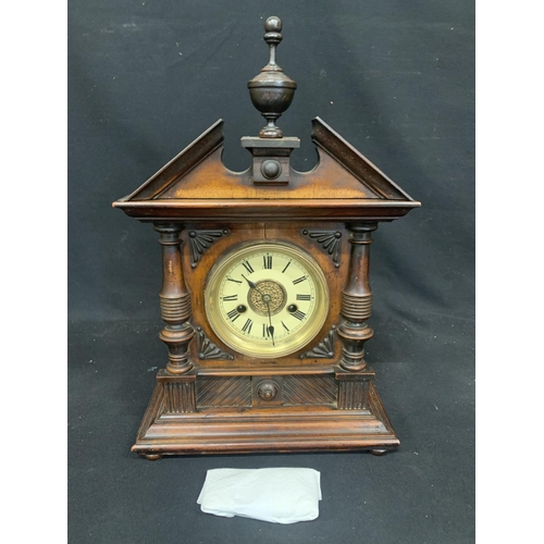 940 - French wooden Mantel clock working with pendulum