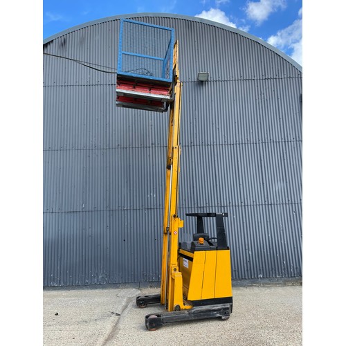 500 - A jungheinrich electric reach and lift fork truck only 689 hours  full working order with charge pac... 