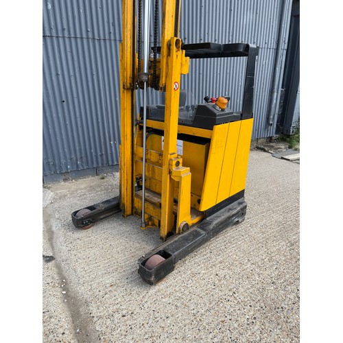 500 - A jungheinrich electric reach and lift fork truck only 689 hours  full working order with charge pac... 