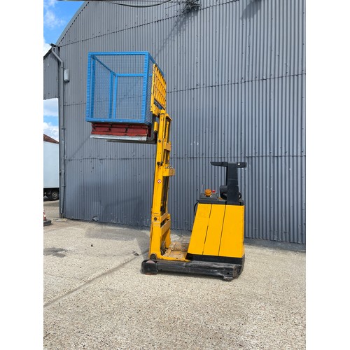 500 - A jungheinrich electric reach and lift fork truck only 689 hours  full working order with charge pac... 