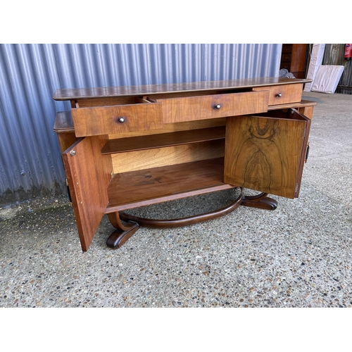 139 - A retro walnut cocktail sideboard marked HOSKINS R with sliding cocktail compartment.s to each end