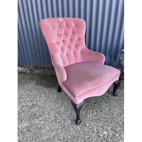 171 - A pink buttoned back bedroom chair together with another linen box