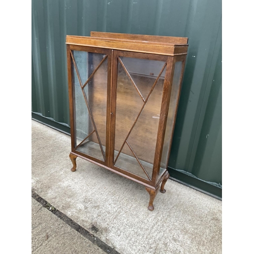 52 - An early 20th century display cabinet with two glass internal shelves