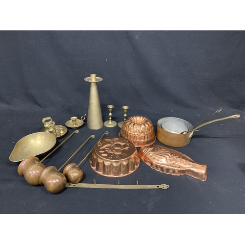 517 - Copper moulds, Set 3 pans, ladles and brassware