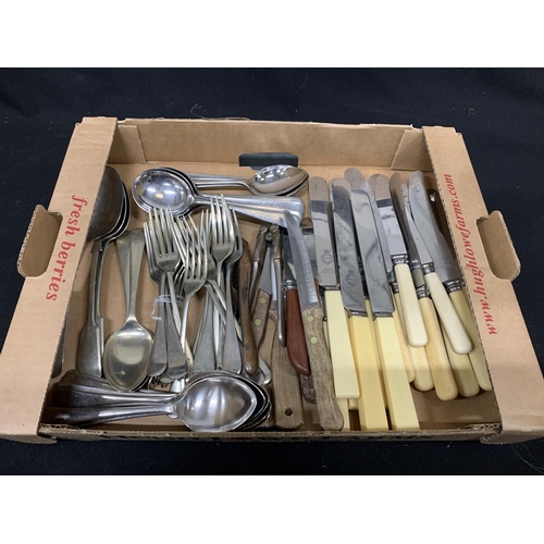 518 - Tray of assorted cutlery