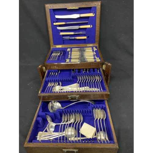 580 - Oak canteen of plated cutlery, 42 x 36 x 24cms