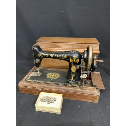 661 - Vintage Singer sewing machine, handcrank