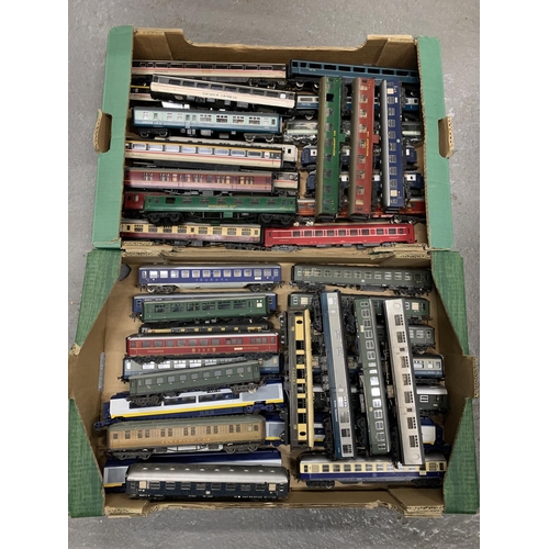 781 - Two trays of 00 gauge carriages (46 in total)