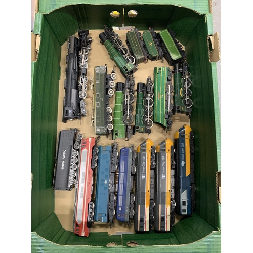 797 - Tray of 13 00 gauge locos and tenders