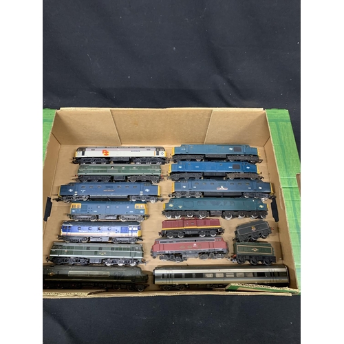 801 - Tray of 14  00 gauge Locos