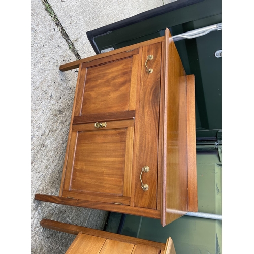 353 - An Edwardian mahogany bedroom pair consisting of a four drawer dressing chest together with a washst... 