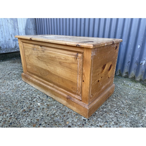 42 - A pine blanket box trunk