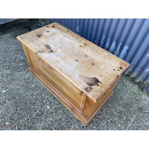 42 - A pine blanket box trunk