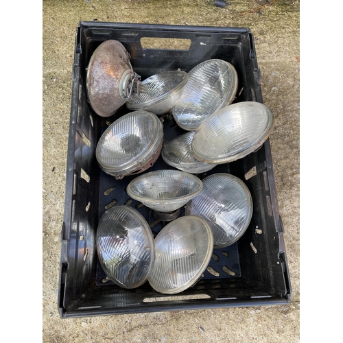 432 - A tray of 10 vintage car lamps inc Lucas ROBO and Volvo