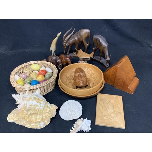 529 - Shells, alabaster eggs and wooden ware