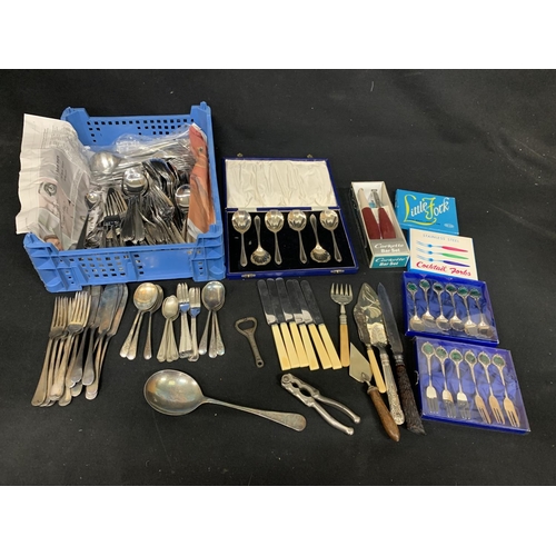 540 - Assorted cutlery