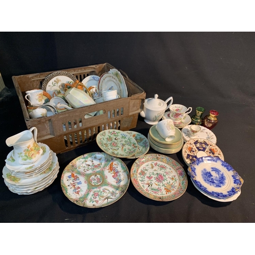 596 - Quantity of decorative china (2)