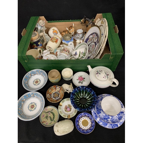 784 - Tray of decorative china and ornamental items