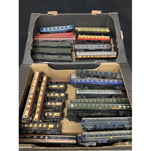 837 - Two trays of 00 gauge carriages 52 in total (2)