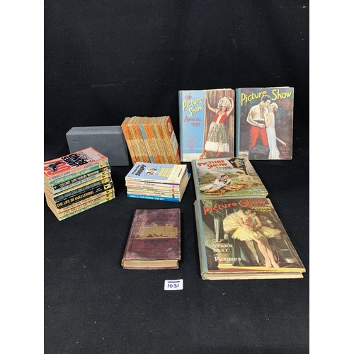 1031 - Collection of vintage paperbacks including James Bond, 4 1930's Picture Show Annuals and one volume ... 