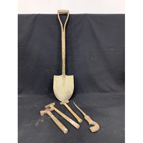 1062 - US Army Shovel and tools