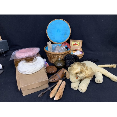 1065 - Sewing basket and accessories, pyjama cases etc