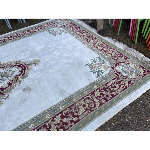 174 - A very large white pattern carpet 450x 300