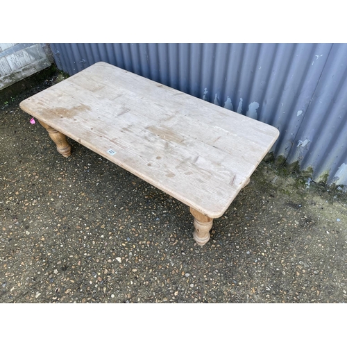 227 - A solid pine farmhouse coffee table