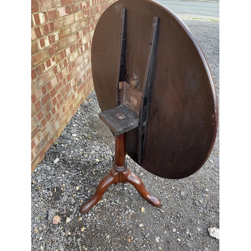 339 - A Georgian mahogany circular snap top tripod table