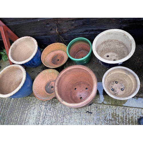 400h - 8 large terracotta / glazed garden pots