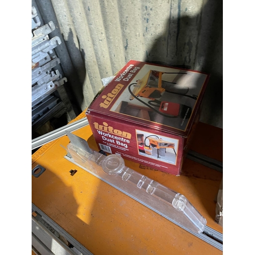 401 - A triton 2000 series folding power saw bench fitted with makita saw, together with a jig, an extract... 