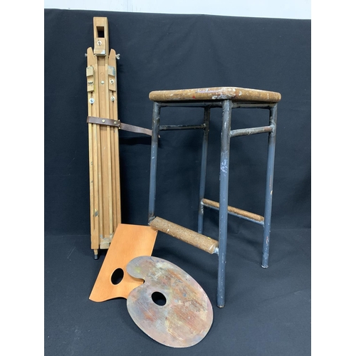 496 - Artists stool, Easel and 2 pallets