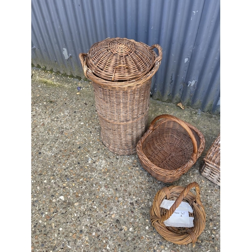 50e - Five pieces of vintage basketware