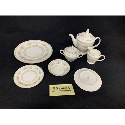 692 - Minton Broadlands dinner service with tea & coffee sets 95 pieces comprising: 9 Dinner plates, 9 med... 