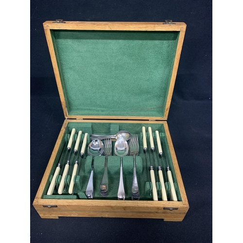 735 - Wooden Canteen of cutlery