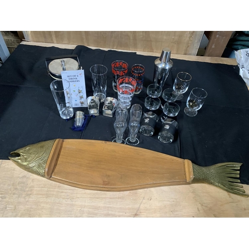 971 - Salmon board, ice bucket, cocktail shaker and novelty glasses (2)