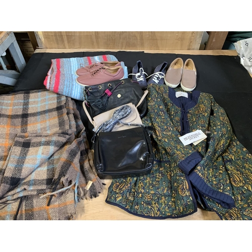 973 - Two blankets, Uused Hotter shoes, jacket and bags